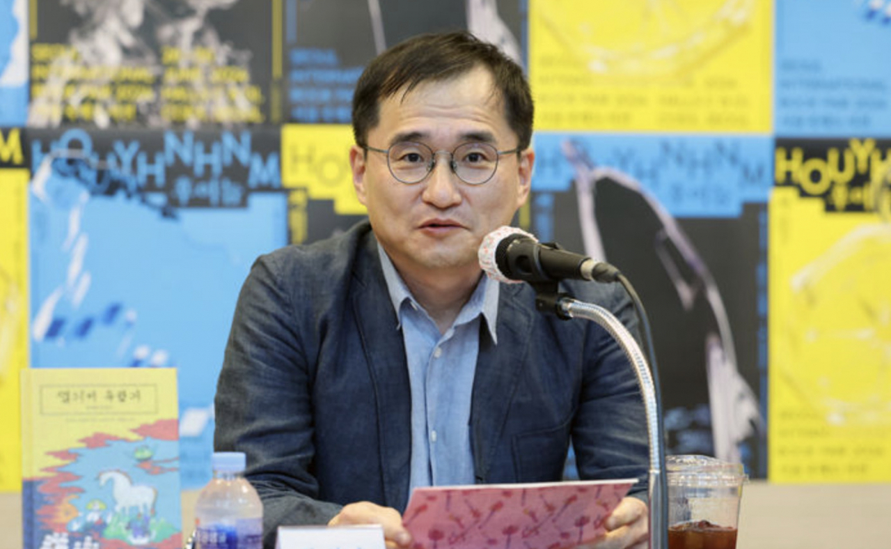 소설가 김연수가 19일 대한출판문화협회에서 서울국제도서전 기자간담회를 하고 있다. [뉴시스]