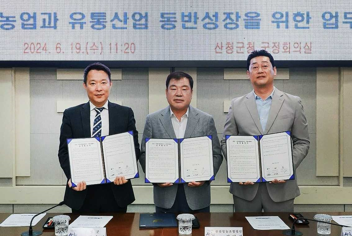 임정균(왼쪽부터) 홈플러스 농산총괄이사, 이승화 산청군수, 나종훈 팜팜코퍼레이션 대표가 19일 오전 경남 산청군청에서 ‘산청 농업과 유통산업 동반성장을 위한 업무협약(MOU)’을 체결했다. [홈플러스 제공]