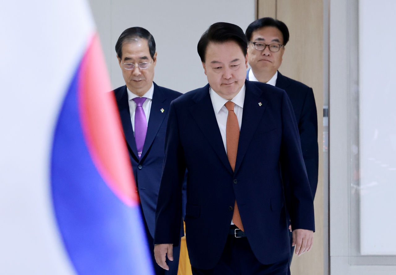 윤석열 대통령이 18일 서울 용산 대통령실 청사에서 열린 국무회의에 한덕수 국무총리(왼쪽), 정진석 대통령 비서실장과 함께 입장하고 있다. [연합]