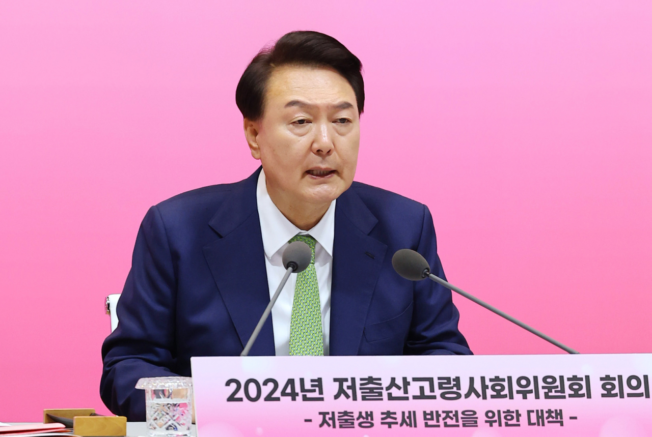 윤석열 대통령이 19일 경기도 성남시 HD현대 글로벌R&D센터 아산홀에서 '저출생 추세 반전을 위한 대책'을 주제로 열린 2024년 저출산고령사회위원회 회의에서 발언하고 있다. [연합]