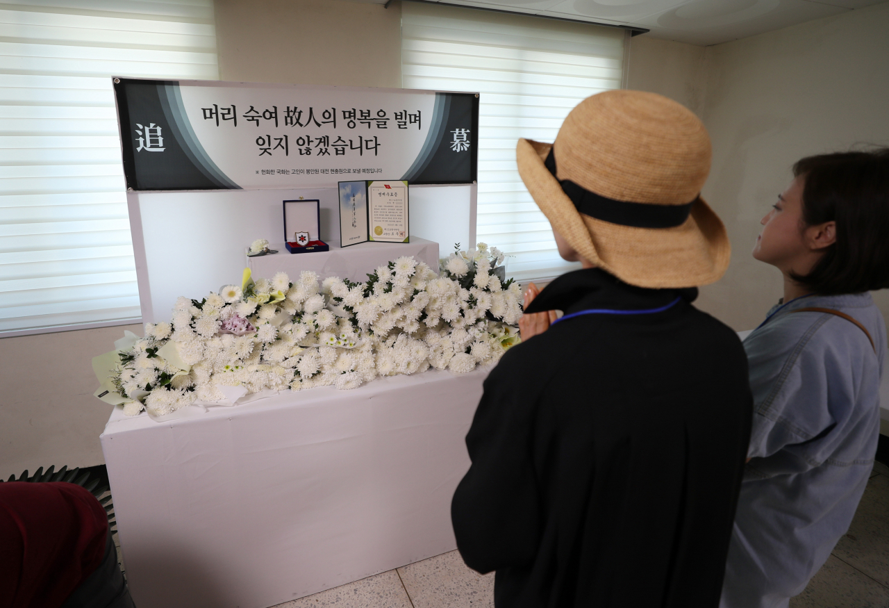 19일 오전 강원 인제군 인제읍 남북리 인제체육관에서 육군 12사단 신병교육대대 수료식이 열렸다. 체육관 입구에 최근 군기훈련(얼차려)을 받다가 쓰러져 숨진 훈련병을 추모하는 공간이 마련돼 수료식 참석자들이 추모하고 있다. [연합]