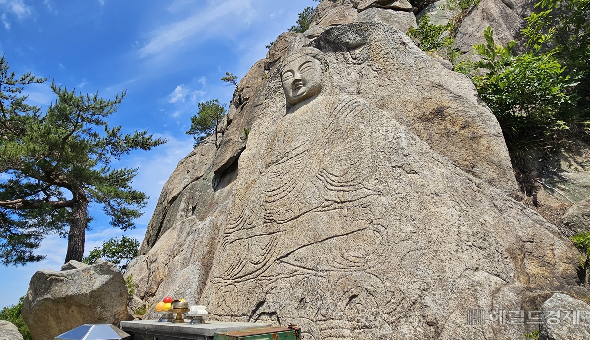 삼릉계곡 마애석가여래좌상. 머리와 어깨까지는 입체적으로 조각했고, 그 아래는 바위에 선을 새겨 전체적인 불상 형태로 완성했다. 경주시내가 훤히 내려다 보이는 지점에 있어서, 마치 거대한 불상이 세상을 굽어보는 느낌을 준다.