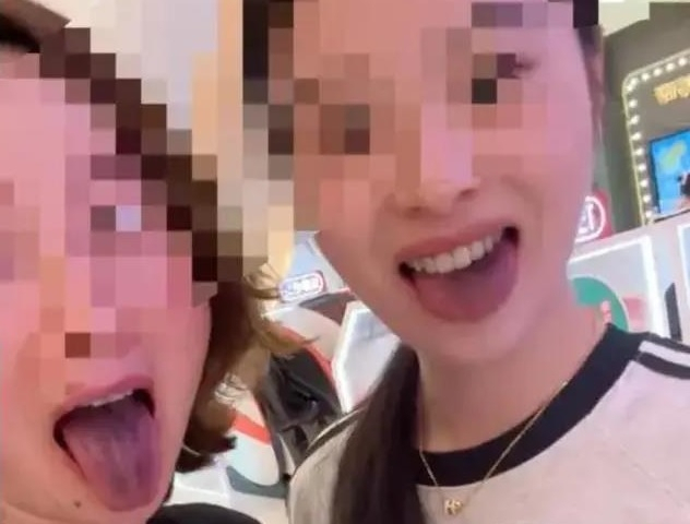유명 훠궈체인점서 식사 후 까맣게 변색된 혀 [중국 상유신문]