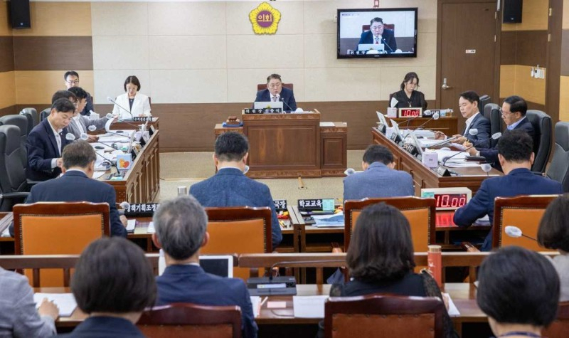 인천광역시의회 교육위원회가 지난 19일 상임위원회를 열고 조례안과 의안 등을 처리하고 있다.