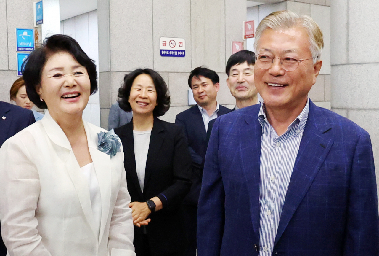 문재인 전 대통령과 김정숙 여사가 19일 오후 광주예술의전당에서 열리는 임윤찬 피아노 리사이틀 공연을 관람을 위해 이동하고 있다. 연합뉴스