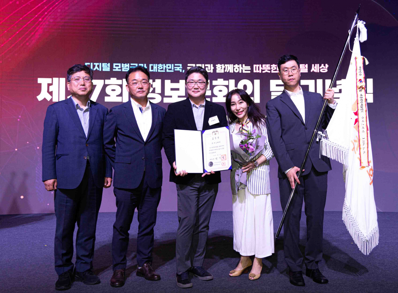 신용운 SK C&C ESG전략담당(가운데)과 회사 관계자들이 '정보문화 발전유공 분야 대통령 표창' 수상 후 기념촬영 하고 있다. [SK C&C 제공]