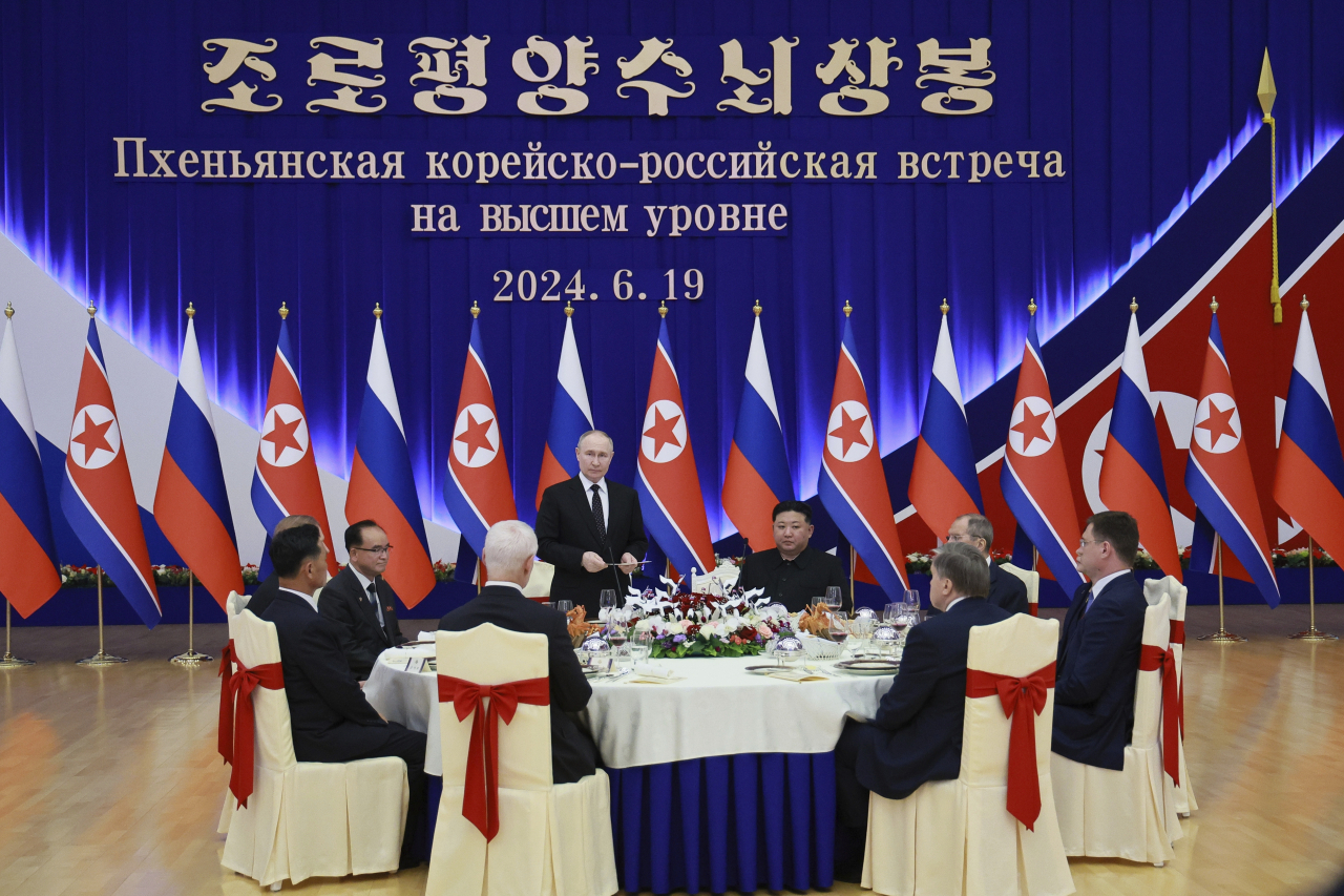 김정은 북한 국무위원장과 블라디미르 푸틴 러시아 대통령이 19일 '포괄적 전략 동반자 협정'에 서명했다. 김 위원장과 푸틴 대통령은 이날 북한 평양 금수산 영빈관에서 열린 북러 정상회담에서 2시간 30분가량 이어진 일대일 회담을 마치고 이 협정을 체결했다. [AP]