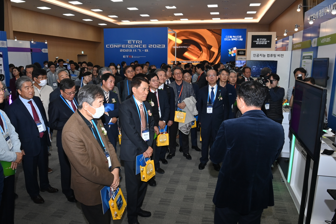 ETRI 컨퍼런스 2023 관람객들.[ETRI 제공]