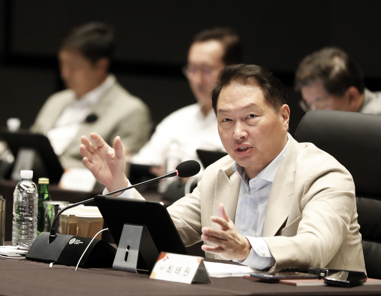 최태원 SK그룹 회장이 지난해 서울 광진구 그랜드 워커힐 서울에서 열린 ‘2023 확대경영회의’에서 기조 연설을 하고 있다. [SK 제공]