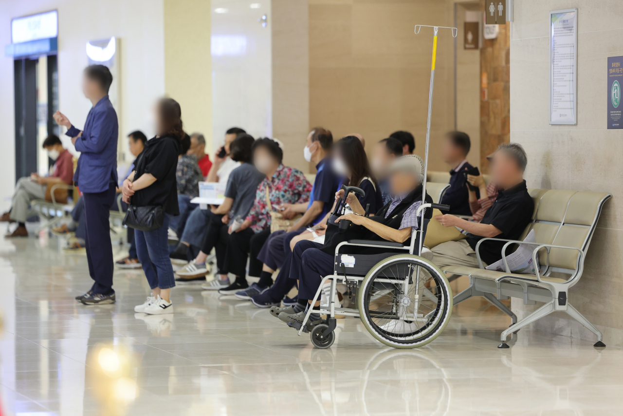 19일 오전 서울 시내 한 대학병원에서 내원객들이 대기하고 있다.[연합]