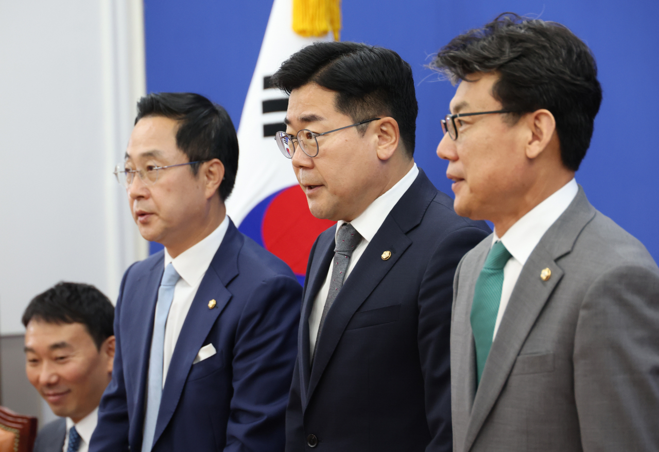 박찬대 원내대표가 20일 국회에서 열린 정책조정회의에 입장하고 있다. [연합]
