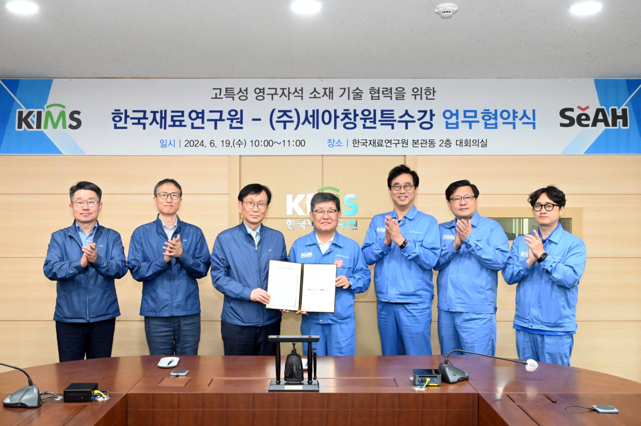 한국재료연구원과 ㈜세아창원특수강이 고특성 영구자석 소재기술 기술협력 활성화를 위한 업무협약을 체결했다. 최철진(가운데 왼쪽) 한국재료연구원장과 이상은 세아창원특수강 대표이사가 업무협약서를 들어보이고 있다. [한국재료연구원 제공]