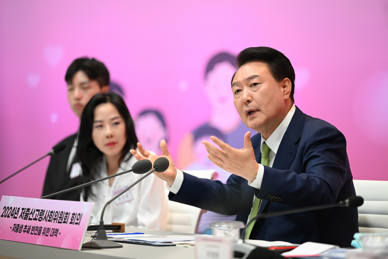 윤석열 대통령이 19일 경기도 성남시 HD현대 R&D글로벌센터 아산홀에서 '저출생 추세 반전을 위한 대책'을 주제로 열린 2024년 저출산고령사회위원회 회의에서 발언하고 있다. 연합뉴스