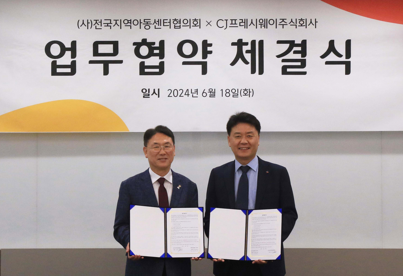 지난 18일 서울 마포구 CJ프레시웨이 본사에서 열린 협약식에서 강연중(오른쪽) CJ프레시웨이 FD사업본부장과 남세도 전국지역아동센터협의회 이사장이 기념사진을 촬영하고 있다. [CJ프레시웨이 제공]