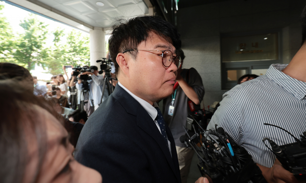 임현택 대한의사협회 회장이 지난 20일 오전 마포구 서울경찰청 공공범죄수사대에서 전공의 집단 사직 공모 혐의 관련 추가조사를 위해 출석하는 모습[연합]