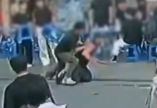 지난 16일 서울 종로 포장마차 거리에서 흉기를 들고 시민을 위협하는 남성을 휴무인 경찰관이 제압하고 있다. [채널A 보도화면 캡처]