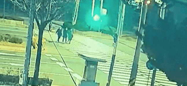 지난해 11월 22일 오전 6시 45분께 춘천시 퇴계동 남춘천역 인근 도로에서 운전자 A(82)씨가 횡단보도를 건너던 3명을 향해 돌진하고 있다. [연합]