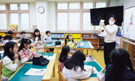 대구의 한 초등학교에서 학생들이 늘봄 교실에 참여하고 있다. [연합]
