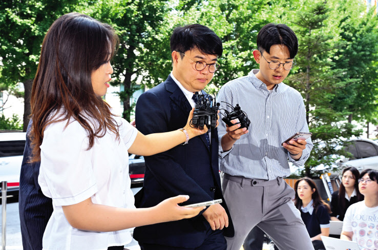 임현택 대한의사협회 회장이 20일 오전 서울 마포구 서울경찰청 광역수사단 공공범죄수사대에서 전공의 집단사직 공모 혐의를 조사받기 위해 출석하고 있다. 임세준 기자