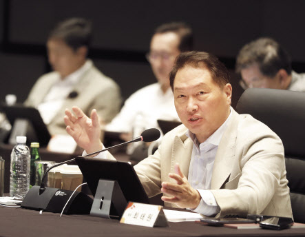 최태원 SK그룹 회장이 지난해 서울 광진구 그랜드 워커힐 서울에서 열린 ‘2023 확대경영회의’에서 기조 연설을 하고 있다.[SK 제공]