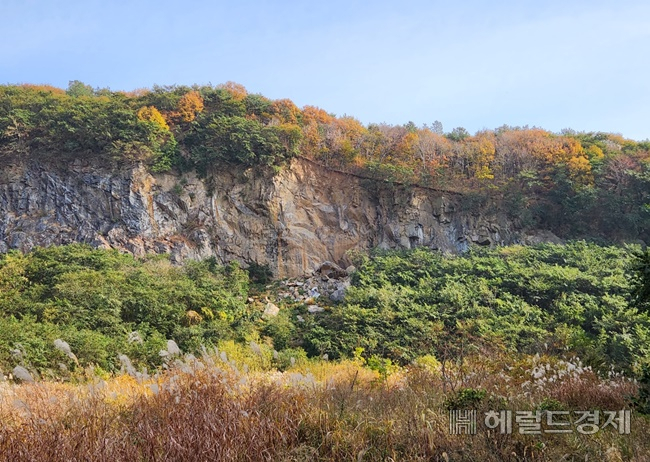 벌교읍 추동리 석산 부지에 들어설 예정인 산업폐기물 매립장 부지. /박대성 기자.