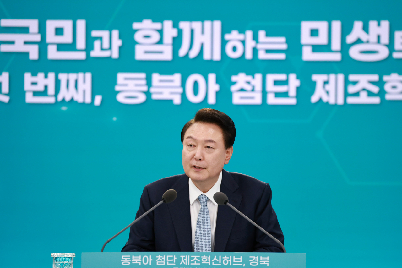 윤석열 대통령이 20일 경북 경산시 영남대 경산캠퍼스 천마아트센터에서 '동북아 첨단 제조혁신허브, 경북'을 주제로 열린 스물여섯 번째 '국민과 함께하는 민생토론회'에서 발언하고 있다. [연합]
