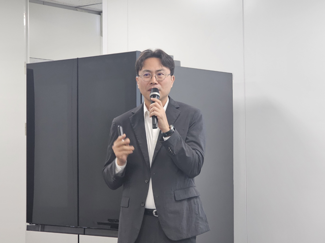 위훈 삼성전자 DA사업부 선행개발팀장이 20일 서울 중구 태평로빌딩에서 열린 간담회에서 ‘비스포크 AI 하이브리드’ 냉장고의 전기료 절감 효과에 대해 설명하고 있다. 김민지 기자