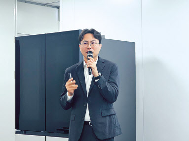 위훈 삼성전자 DA사업부 선행개발팀장이 20일 서울 중구 태평로빌딩에서 열린 간담회에서 ‘비스포크 AI 하이브리드’ 냉장고의 전기료 절감 효과에 대해 설명하고 있다. 김민지 기자