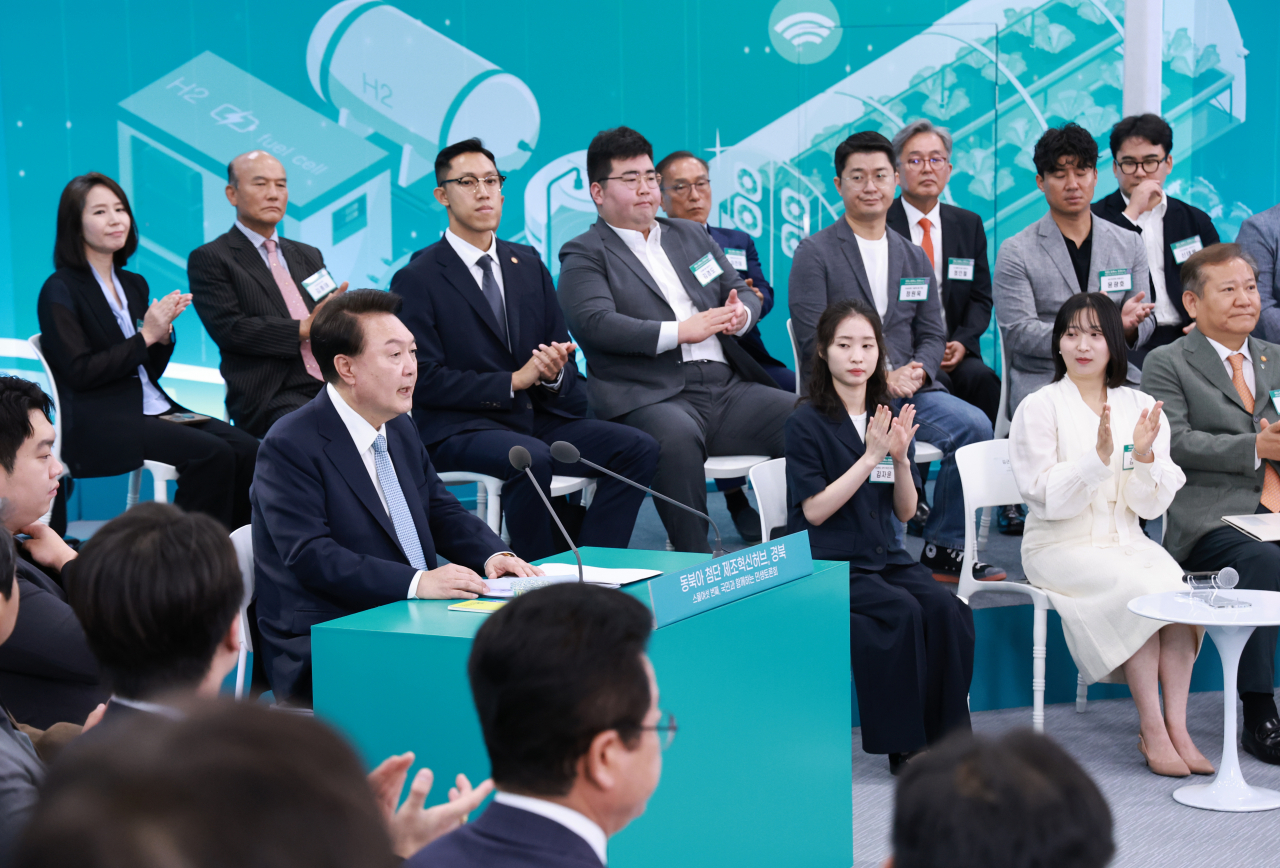 윤석열 대통령이 20일 경북 경산시 영남대 천마아트센터에서 ‘동북아 첨단 제조혁신허브, 경북’을 주제로 열린 스물 여섯 번째 ‘국민과 함께하는 민생토론회’에서 발언하고 있다.[연합]