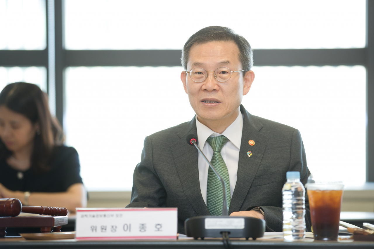 이종호 과학기술정보통신부 장관이 20일 오전 서울 종로구 광화문교보빌딩 국가과학기술자문회의 대회의실에서 '제50차 연구개발특구위원회' 를 주재하고 있다.[과기정통부 제공]