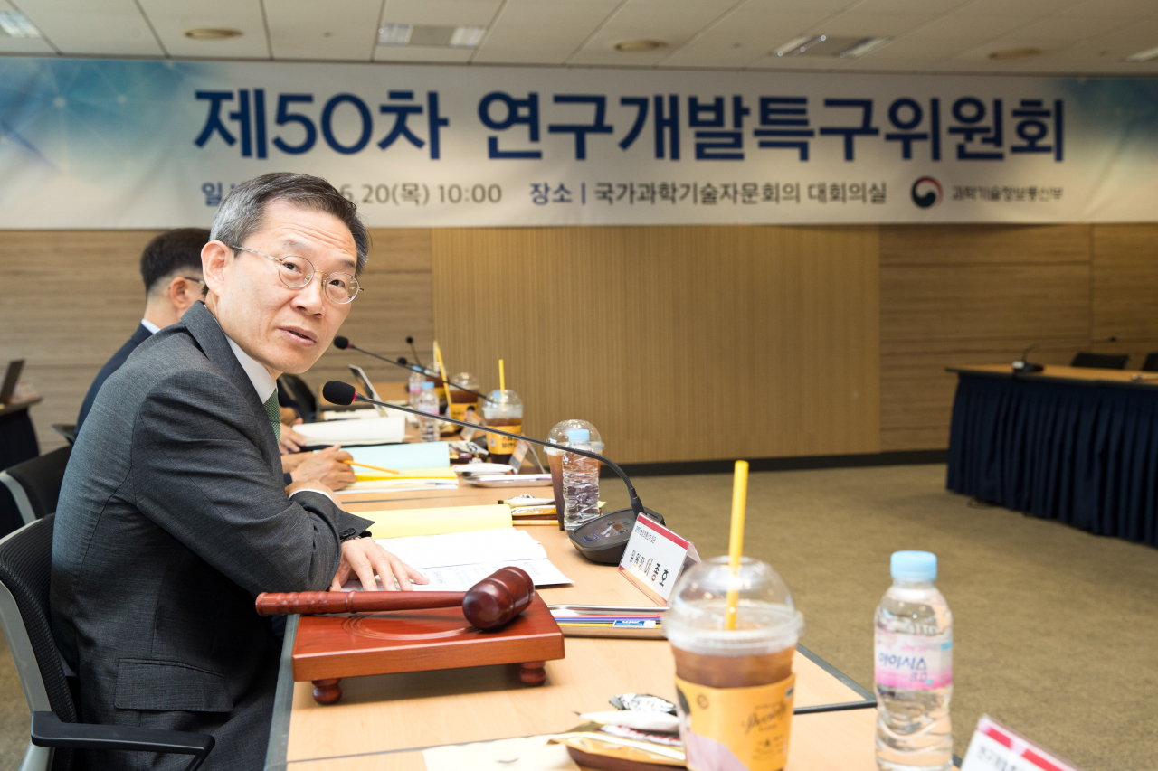 이종호 과학기술정보통신부 장관이 20일 오전 서울 종로구 광화문교보빌딩 국가과학기술자문회의 대회의실에서 '제50차 연구개발특구위원회' 를 주재하고 있다.[과기정통부 제공]