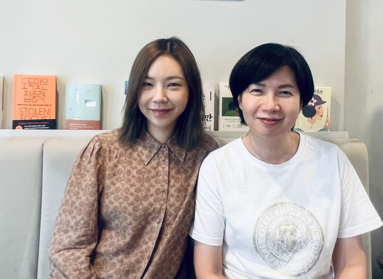 모차르트 레퀴엠으로 각기 다른 무대를 만든 진솔, 김선아 지휘자(왼쪽부터). 두 사람은 국내 클래식 음악계를 대표하는 여성 지휘자이자, 합창 지휘로 한국예술종합학교에서 인연을 맺은 ‘스승과 제자’ 사이이기도 하다. 고승희 기자