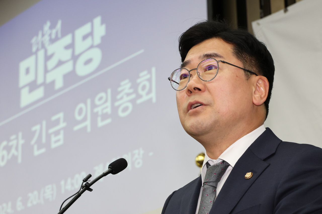 박찬대 더불어민주당 원내대표가 20일 오후 서울 여의도 국회에서 열린 긴급 의원총회에서 발언하고 있다. [연합]