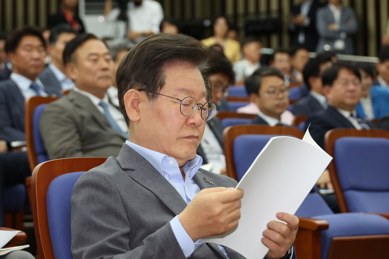 이재명 더불어민주당 대표가 20일 오후 서울 여의도 국회에서 열린 긴급 의원총회에서 안건 자료집을 보고 있다. [연합]