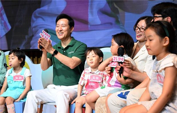 서울시는 2자녀 이상 다자녀 가족에게 6개 신규 혜택을 추가 제공한다고 20일 밝혔다. 오세훈 서울시장이 지난해 다자녀 가정과의 대화에 참여하고 있다.[서울시 제공]