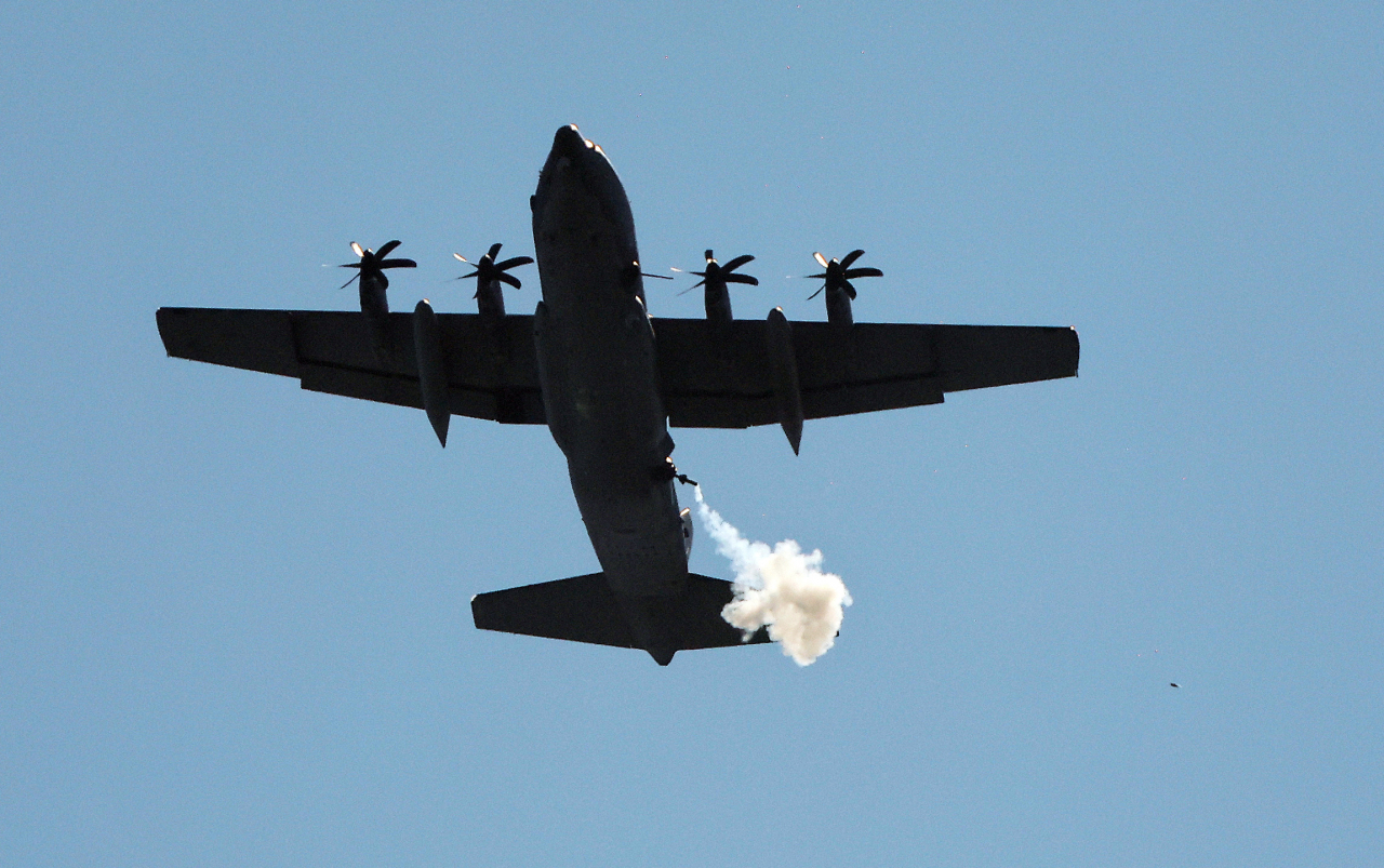 공군은 20일 ‘하늘의 전함’으로 불리는 미국의 특수전 항공기 AC-130J ‘고스트라이더’가 한반도에 전개한 가운데 17일부터 이날까지 한미 연합공중훈련을 실시했다고 밝혔다. AC-130J가 지난 18일 강원도 태백 필승사격장 상공을 비행하는 모습. [연합]