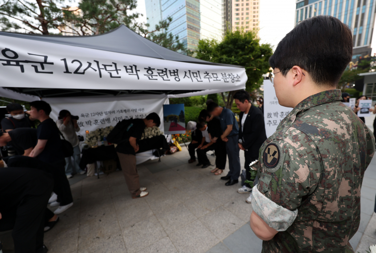 19일 오후 서울 용산역 광장에 마련된 군기훈련(얼차려)을 받다 사망한 육군 12사단 신병교육대 박 훈련병 시민 추모 분향소를 찾은 한 예비군이 헌화하기 위해 기다리고 있다.[뉴시스]