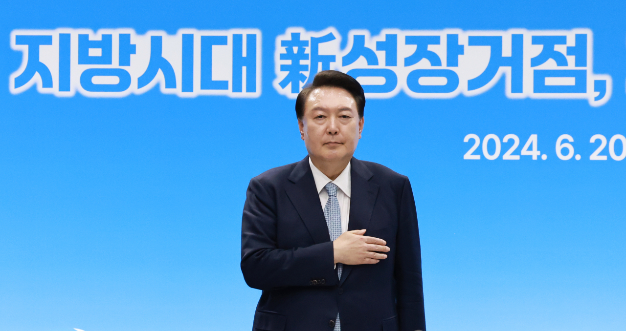 윤석열 대통령이 20일 경북 포항시 블루밸리산단 이차전지종합관리센터에서 열린 제9차 지방시대위원회 회의 및 기회발전특구 투자협약식에 참석해 국기에 경례하고 있다. [연합]