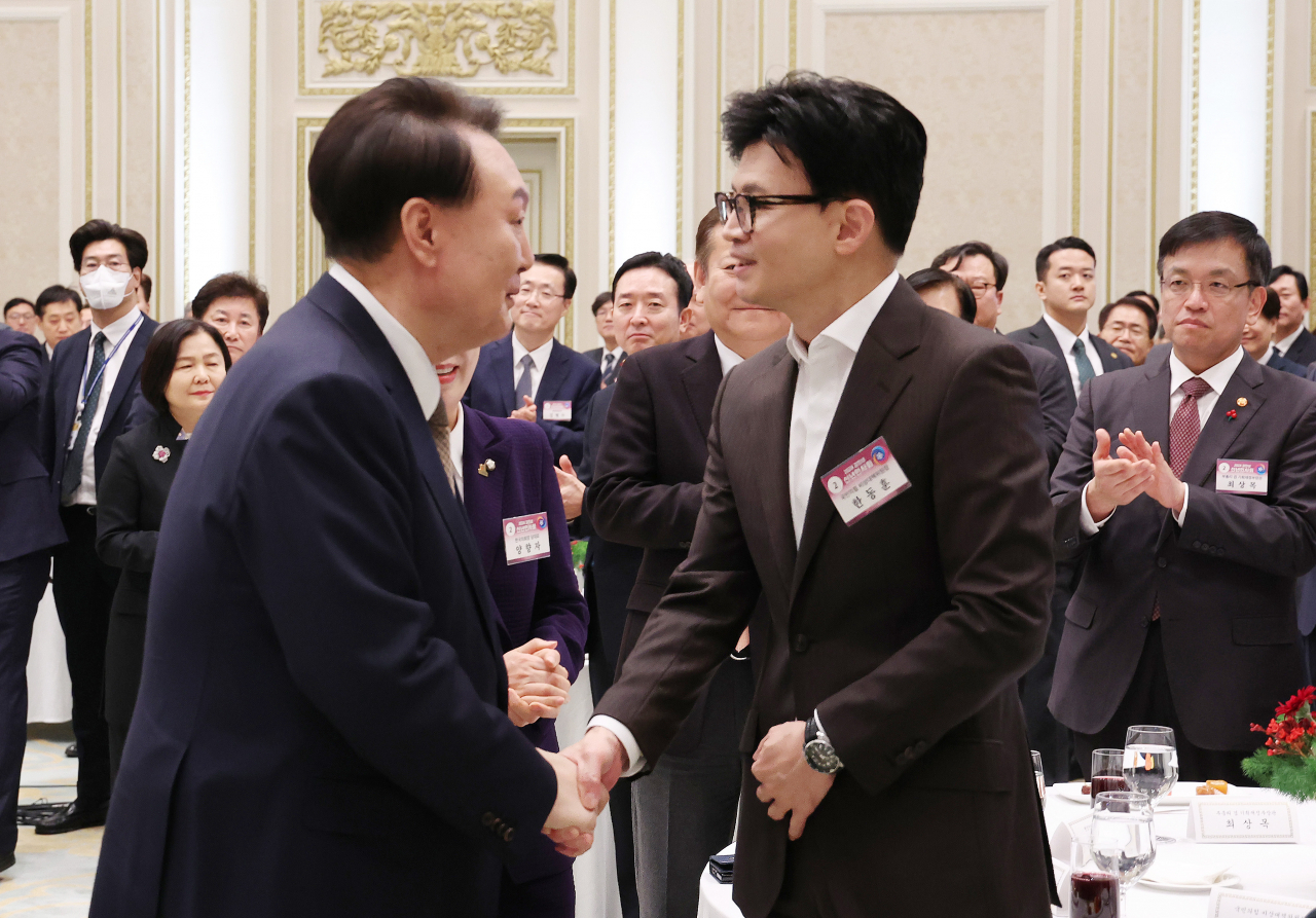 윤석열 대통령이 지난 1월 청와대 영빈관에서 열린 2024년 신년 인사회에서 국민의힘 한동훈 비상대책위원장과 인사하고 있다. [연합]