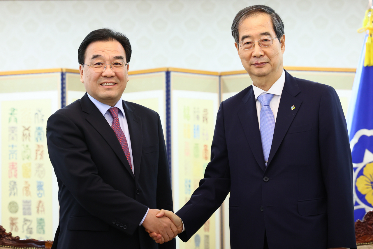 한덕수 국무총리가 20일 정부서울청사에서 중국 장쑤성 신창싱 당서기를 만나 악수를 나누고 있다. [연합]