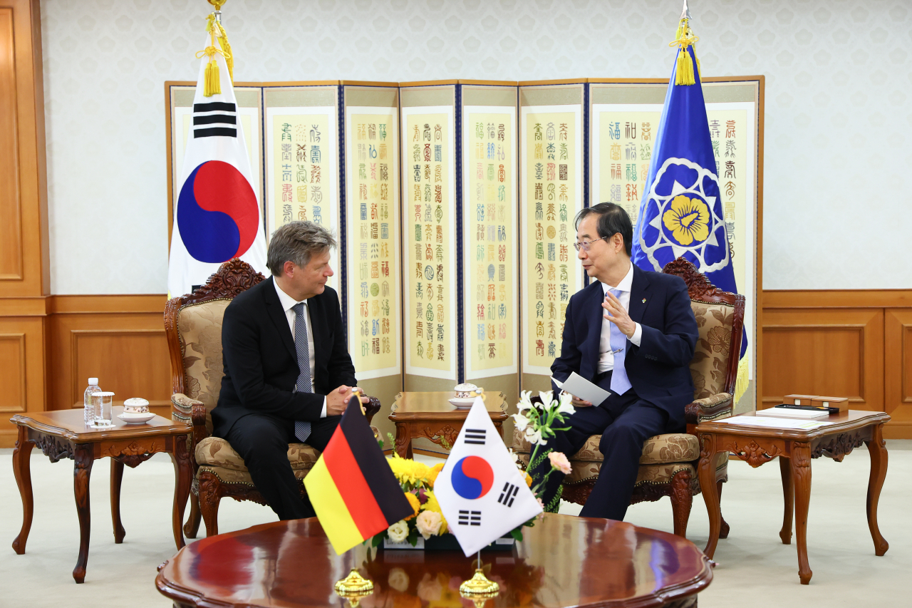 한덕수 국무총리가 20일 정부서울청사에서 로버트 하벡 독일 부총리 겸 경제기후보호부장관를 만나 대화를 나누고 있다. [연합]