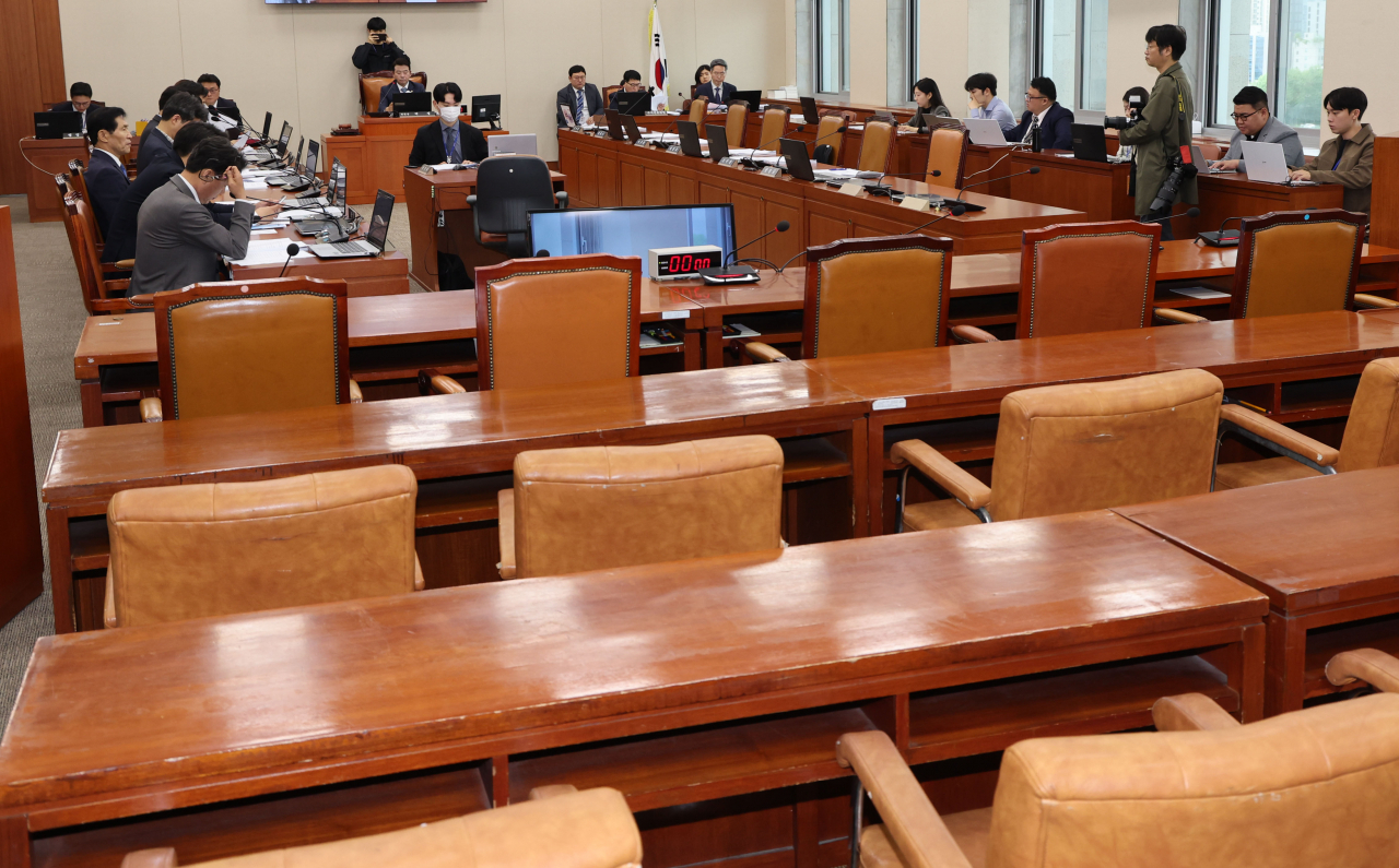 최근 서울 여의도 국회에서 여당 의원들과 정부 부처 관계자들이 불참한 가운데 환경노동위원회 전체회의가 진행 중인 모습. [뉴시스]