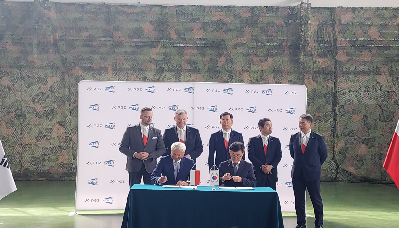 한국항공우주산업(右)과 폴란드 국영방산기업(WZL2)(左) 간 FA-50 MRO 협력합의서(Teaming Agreement)에 서명을 하고 있다.[방사청 제공]