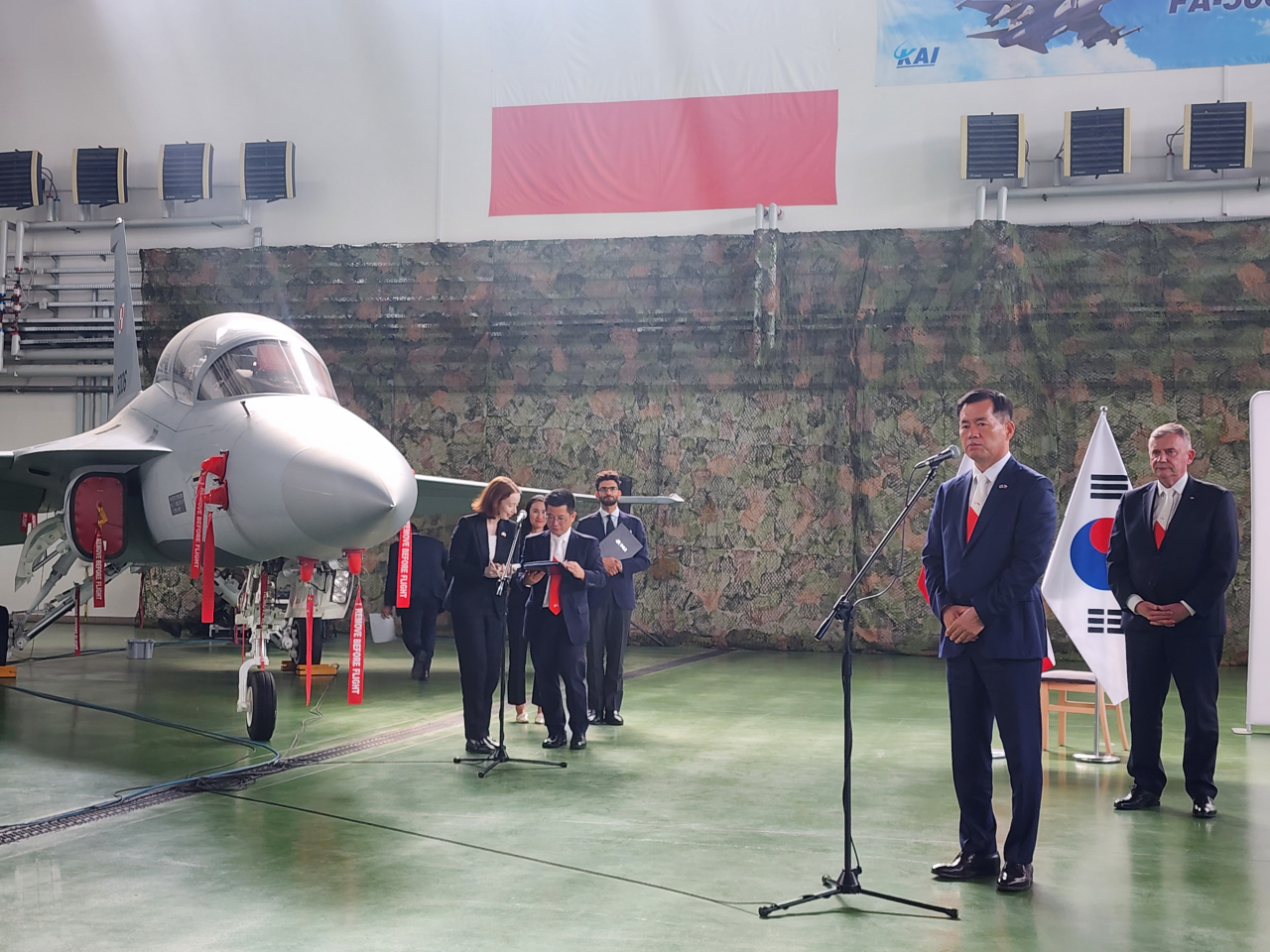 FA-50 MRO 합의서 체결식에서 석종건 방위사업청장이 축사를 하고 있다.[방사청 제공]