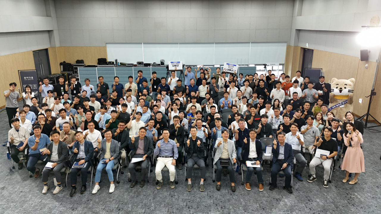 정재욱(앞줄 왼쪽 다섯 번째) 현대위아 사장이 20일 경상남도 창원특례시 현대위아 본사 내 비전홀에서 열린 타운홀 미팅에서 임직원들과 기념 사진을 찍고 있다. [현대위아 제공]
