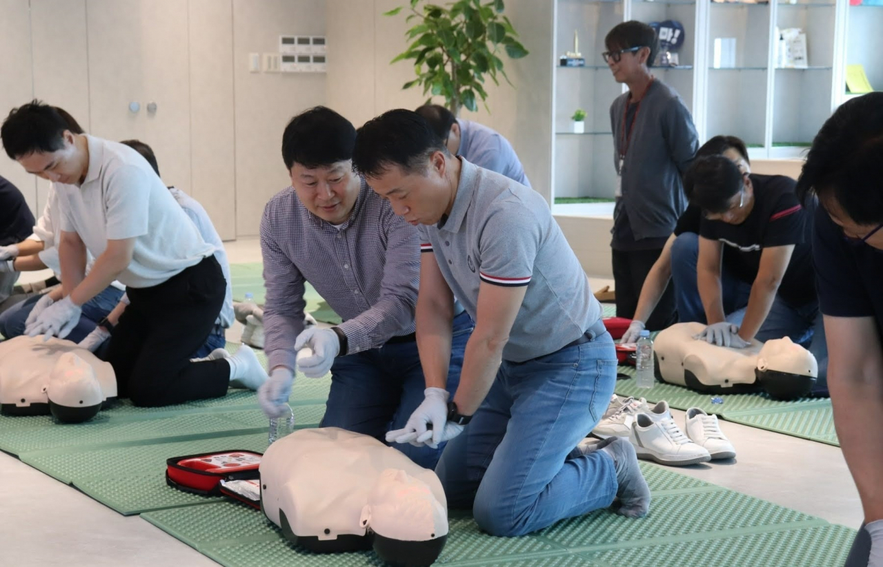 고두영 롯데이노베이트 대표가 심폐소생술 교육에서 실습을 하고 있다. [롯데이노베이트 제공]