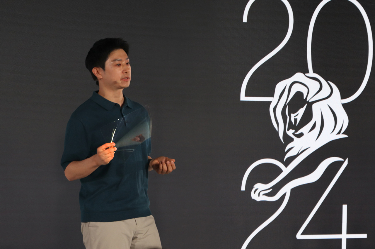 이민재 현대자동차·기아 에너지소자연구팀 책임연구원이 나노 쿨링 필름 기술에 대해서 설명하는 모습 [현대차 제공]