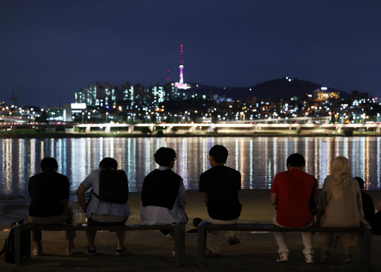 폭염과 열대야가 이어진 4일 오후 서울 반포 한강공원에서 시민들이 더위를 식히고 있다. 이날 달빛무지개 분수는 수질 문제로 가동이 취소됐다. [연합]