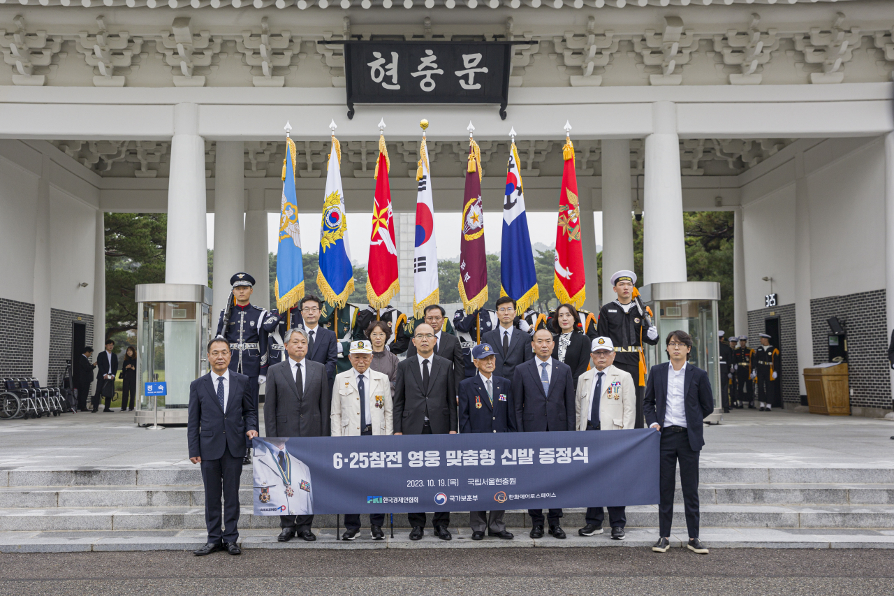 지난해 10월 19일 국립서울현충원에서 열린 6·25참전 영웅 맞춤형 신발 증정식에서 송두식 참전용사(앞줄 왼쪽 세번째), 방지철 참전용사(앞줄 왼쪽 다섯번째), 전영기 참전용사(앞줄 오른쪽 두번째)가 기념촬영하고 있다. [한화에어로스페이스 제공]