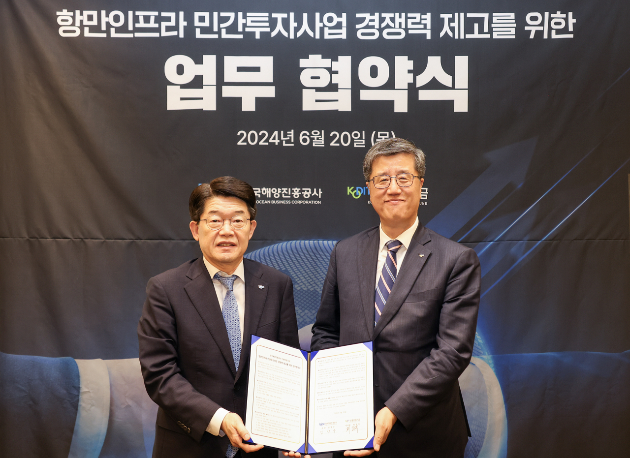 20일 서울 영등포구 메리어트 호텔에서 열린 ‘항만인프라 민간투자사업 경쟁력 제고를 위한 업무협약식’에 참석한 최원목(오른쪽) 신용보증기금 이사장과 김양수(왼쪽) 한국해양진흥공사 사장이 기념촬영을 하고 있다.[신용보증기금 제공]